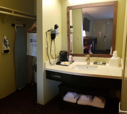 Bathroom sa SureStay Hotel by Best Western Vallejo Napa Valley