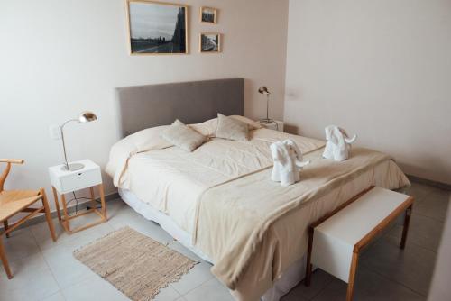 サン・ラファエルにあるAzalea Luxury Lodgeのベッドルーム1室(ベッド1台、白いタオル2枚付)