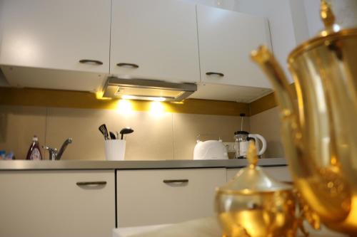 A kitchen or kitchenette at Hochwertige Studio Apartments & Wohnungen ideal für Geschäftsreisende und Monteure in Oberhausen