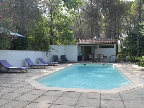 una piscina en un patio con sillas y mesa en Holiday Home in Fayence with Private Pool, en Fayence