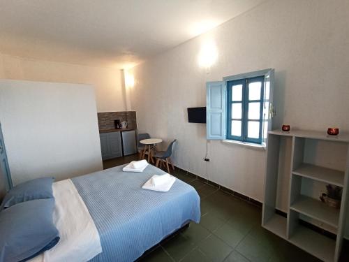Una cama o camas en una habitación de Sunset Paradise Oia