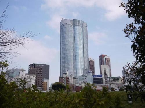 a city skyline with a tall skyscraper at THE LIVELY AZABUJUBAN TOKYO / Vacation STAY 77702 in Tokyo