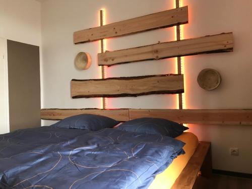 1 dormitorio con cama y estante de madera en Stadthaus Artur - Apartment Madrid, en Remscheid