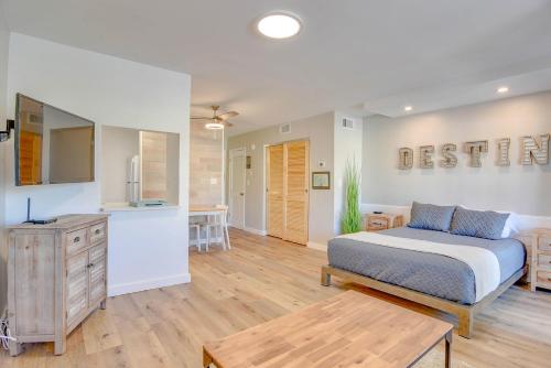 Χώρος καθιστικού στο Partial Ocean View Condo at Sandpiper Cove