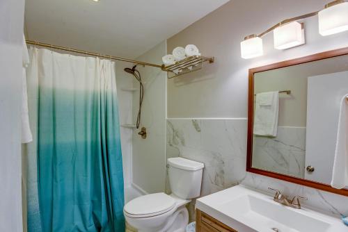 Ένα μπάνιο στο Partial Ocean View Condo at Sandpiper Cove