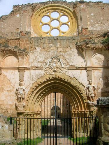 an old stone building with a gate and a window at CHECK-IN 24H NUEVO Único WIFI FAMILIAR Centro Planta 3 in Zaragoza