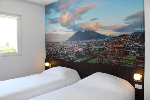 ein Schlafzimmer mit zwei Betten und einem Wandgemälde einer Stadt in der Unterkunft Hotel Hi! Fundidora in Monterrey