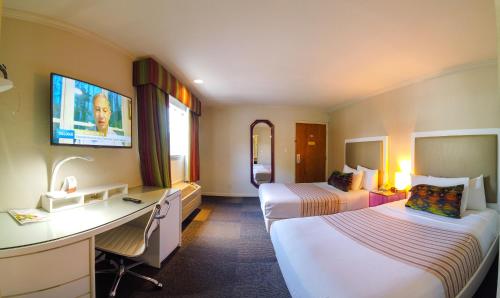 una camera d'albergo con 2 letti e una scrivania di Inn at Golden Gate a San Francisco