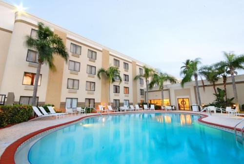 una grande piscina di fronte a un edificio di Holiday Inn - Fort Myers - Downtown Area, an IHG Hotel a Fort Myers