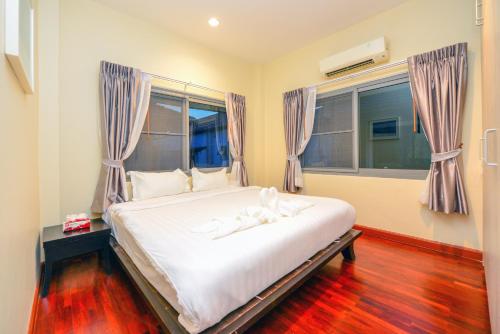 Postel nebo postele na pokoji v ubytování 74 Patong villa walk to Bangla Rd in 10min 3 room cozy modern style