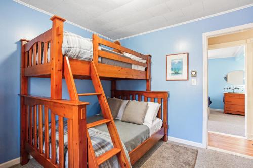 una camera con letto a castello e scala di Lucky Stone Cottage a Tremont