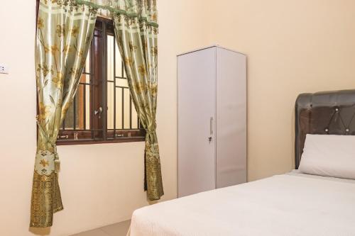- une chambre avec un lit et une fenêtre dans l'établissement KoolKost Syariah At Jamin Ginting Medan - Minimum Stay 3 Nights, à Medan