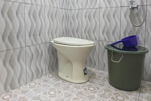 - une salle de bains pourvue de toilettes et d'une poubelle dans l'établissement KoolKost Syariah At Jamin Ginting Medan - Minimum Stay 3 Nights, à Medan