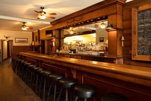 un bar con fila di sgabelli da bar di William Tell House a Tomales