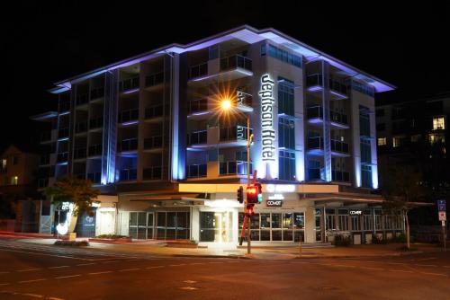un bâtiment avec des lumières bleues allumées la nuit dans l'établissement Jephson Hotel & Apartments, à Brisbane