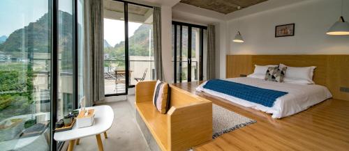 Tempat tidur dalam kamar di Yangshuo Serene Cove Hotel