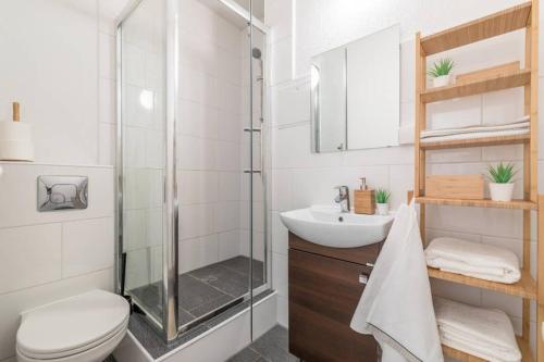 a bathroom with a shower and a toilet and a sink at Sauber und modern, Netflix, Wifi, Leipzig Flair, Küche in Leipzig