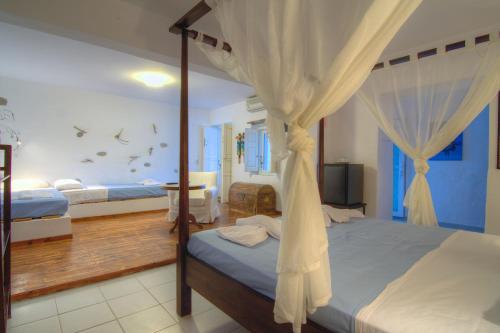 Säng eller sängar i ett rum på Platys Gialos Hotel Sifnos