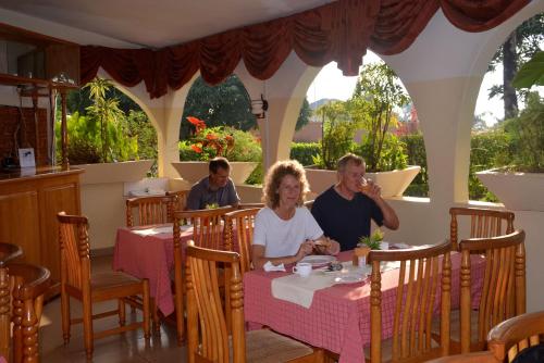 ห้องอาหารหรือที่รับประทานอาหารของ Sunset Hotel Entebbe