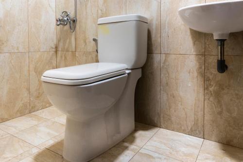 Salle de bains dans l'établissement RedDoorz at Samuel Homestay Pematangsiantar