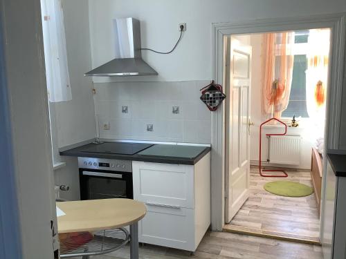 uma pequena cozinha com um fogão e uma mesa em Ferienhaus Schuster em Elend