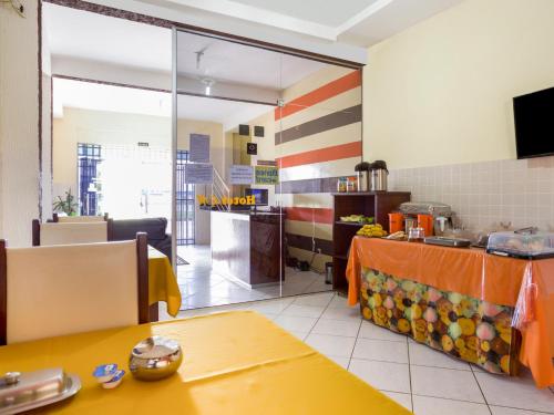 Pedro Canário的住宿－Hotel Lm，餐厅内带桌子和柜台的厨房