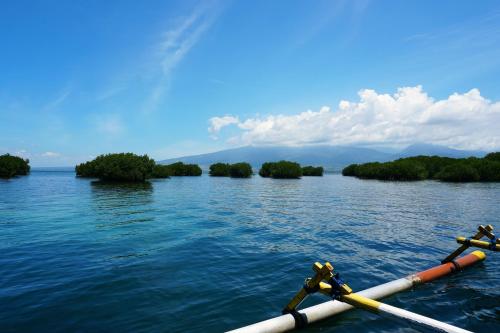 a boat on the water with islands in the water at Satu Lingkung in Tetebatu