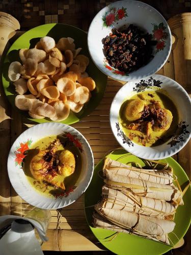 a group of plates of food on a table at Satu Lingkung in Tetebatu