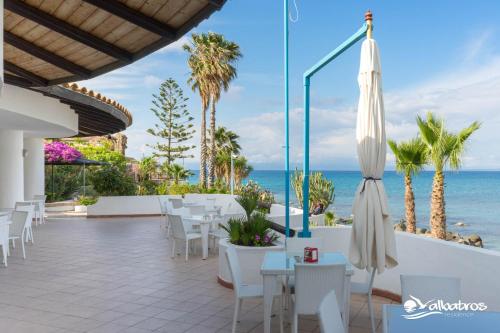 a restaurant with a view of the ocean at Residence Albatros in Briatico