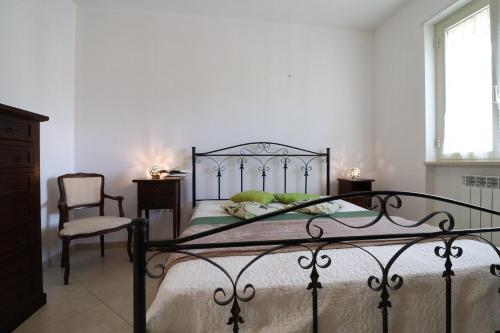 una camera con un letto nero e una sedia di Casa vacanze Chiara in centro, 5/6 persone a Otranto