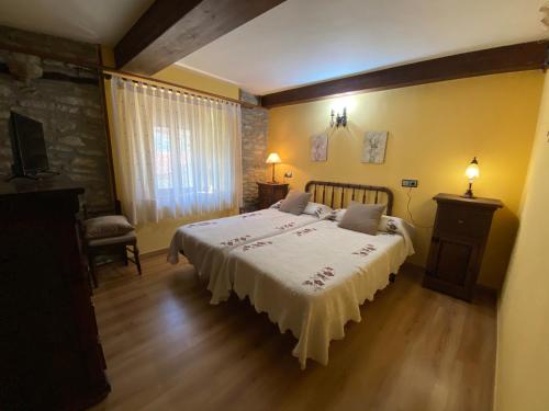 El Hayedo de Argovejo في Argovejo: غرفة نوم بسرير كبير في غرفة