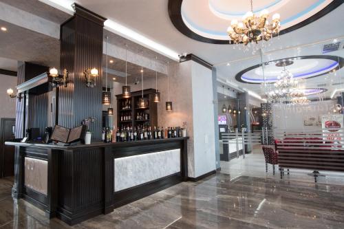 a lobby with a bar and a chandelier at Hotel Spa Ice Resort in Timişoara