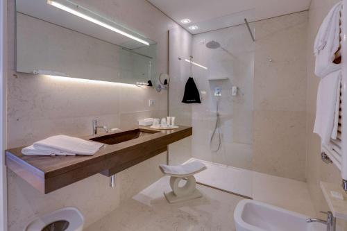 a bathroom with a sink and a shower and a toilet at Best Western Plus Hotel Bologna in Mestre
