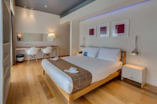 a bedroom with a large bed in a room at Best Western Plus Hotel Bologna in Mestre