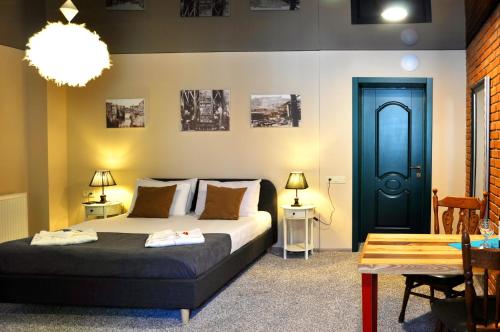 - une chambre avec un lit et une porte bleue dans l'établissement Art Hotel Claude Monet, à Tbilissi