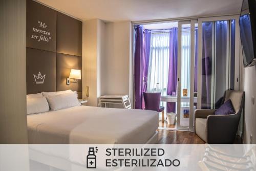 馬德里的住宿－艾拉森酒店，配有一张床和一把椅子的酒店客房
