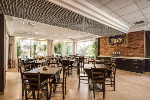 a restaurant with tables and chairs in a room at Scheppers Hotel in Rome