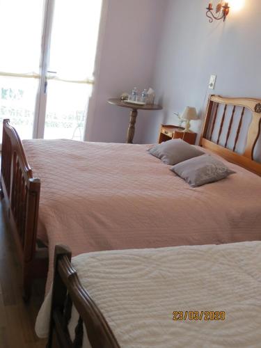 Ένα ή περισσότερα κρεβάτια σε δωμάτιο στο Chambre d'hôtes Champagne Laval Louïs