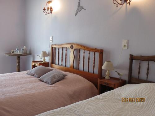 sypialnia z 2 łóżkami i 2 stołami z lampkami w obiekcie Chambre d'hôtes Champagne Laval Louïs w mieście CumiÃ¨res