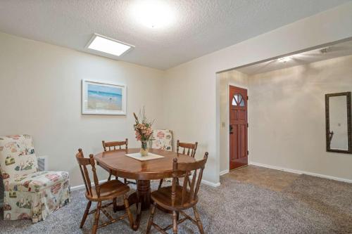 a dining room with a table and chairs at Blue Heron in Jacksonville