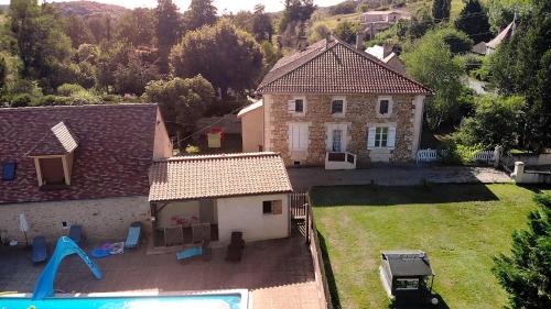 - une vue aérienne sur une maison avec une aire de jeux dans l'établissement Les Gites de l'Etang de Sandanet, à Issac