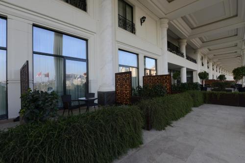 Κήπος έξω από το Vialand Palace Hotel
