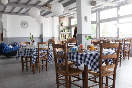 ein Esszimmer mit einem Tisch und Stühlen in der Unterkunft Le Pavillon Bleu Hotel Restaurant in Royan