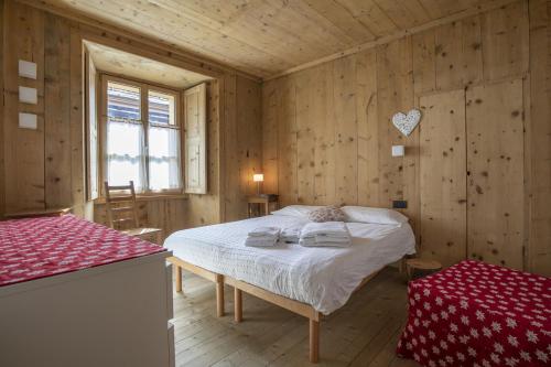 En eller flere senge i et værelse på Baita Skianta