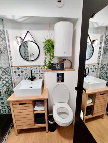 une salle de bain avec deux lavabos et un WC dans l'établissement Escapade à Honfleur, à Honfleur