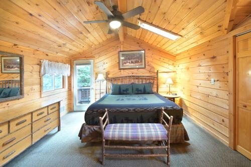 A bed or beds in a room at The Lodges at Cresthaven