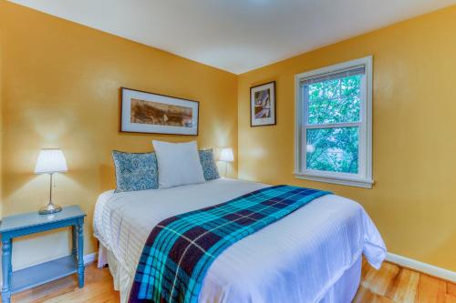 Postel nebo postele na pokoji v ubytování Husky Hideaway - 2 Bed 1 Bath Vacation home in Seattle