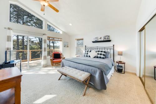 - une chambre avec un lit et une porte coulissante en verre dans l'établissement Yaquina Lighthouse View Beach Home, à Newport