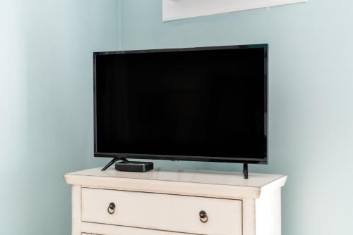 a flat screen tv sitting on top of a dresser at Rainbow Bend Resort in Marathon
