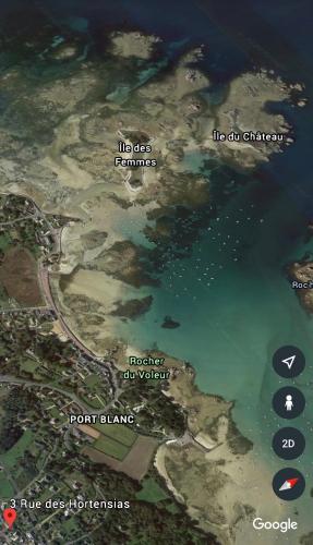 une carte de la rive d’une masse d’eau dans l'établissement Les Villas d' Onalou Port Blanc, à Penvénan